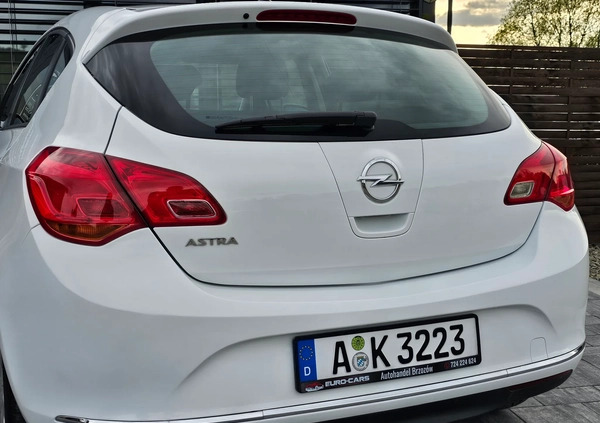 Opel Astra cena 35900 przebieg: 120000, rok produkcji 2015 z Brzozów małe 781